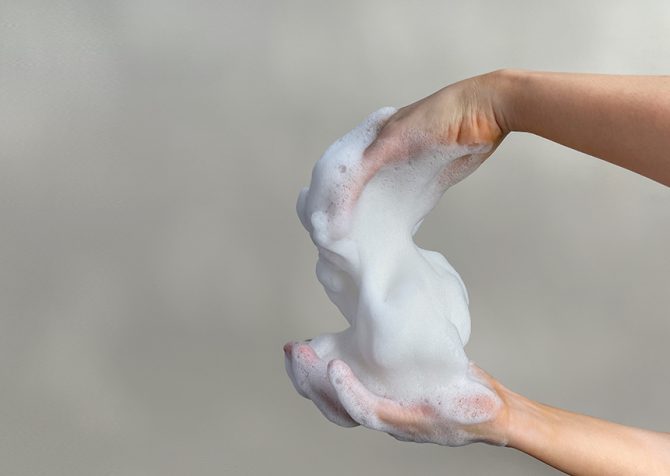 「泡洗顔」について：なぜ洗顔料で泡を作るのか？