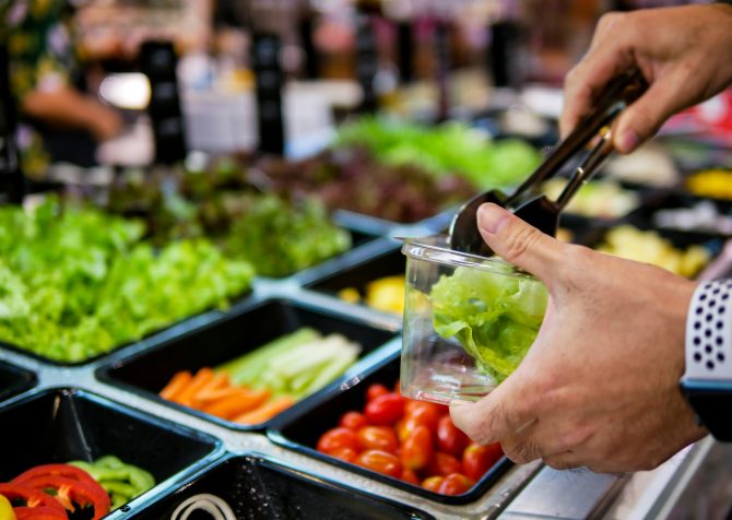 米国食料品店の技術トレンド。サラダバーにAI技術を活用し、収益性向上と廃棄物削減を目指す。