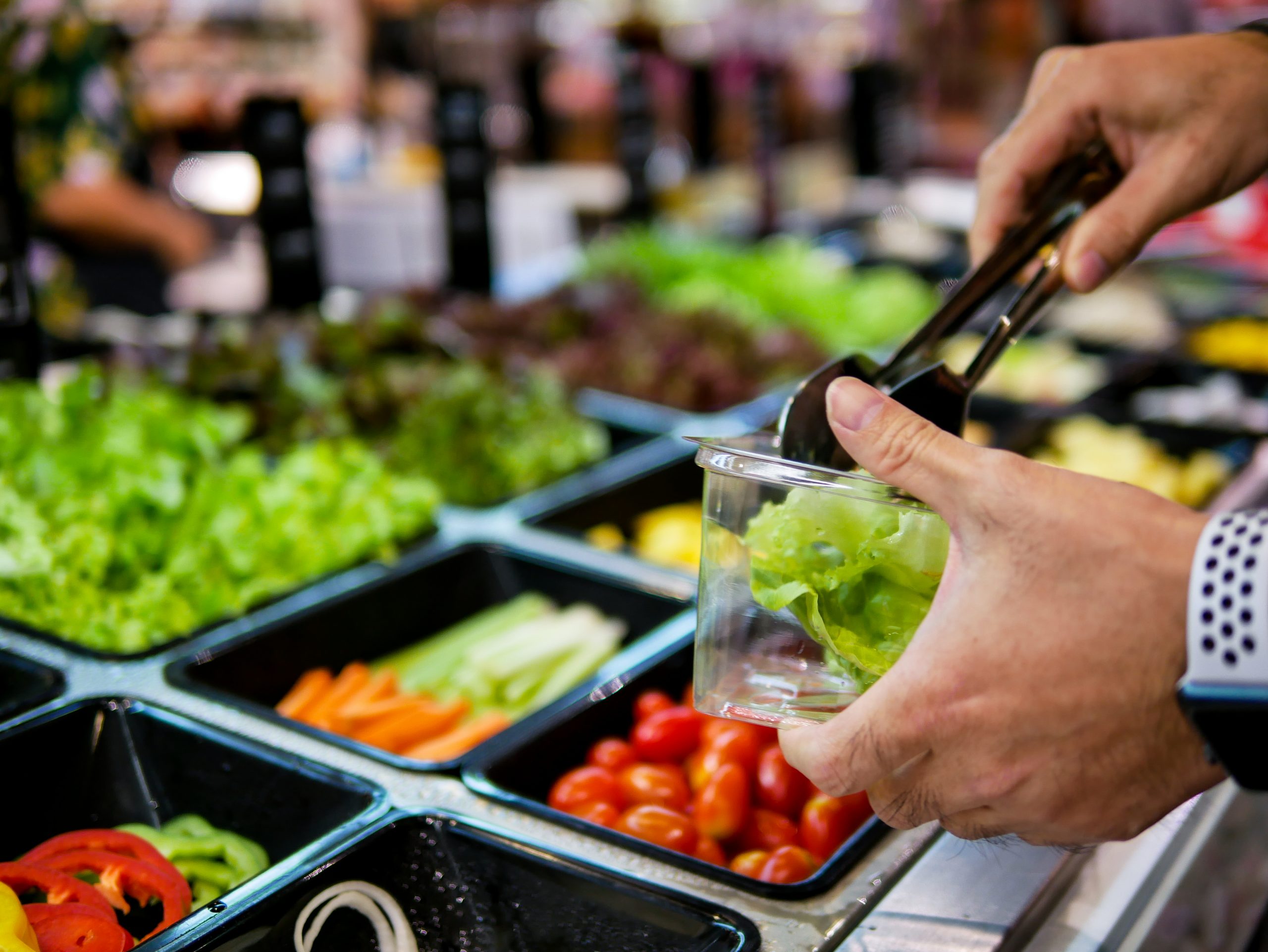 米国食料品店の技術トレンド。サラダバーにAI技術を活用し、収益性向上
