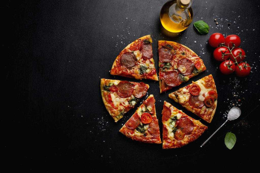 代表的なイタリア料理ピザ。国によって好まれる具材が違う