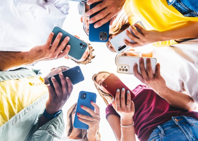 2025年版：アメリカのInstagram最新トレンド｜カルーセル・POVリール・マイクロインフルエンサー